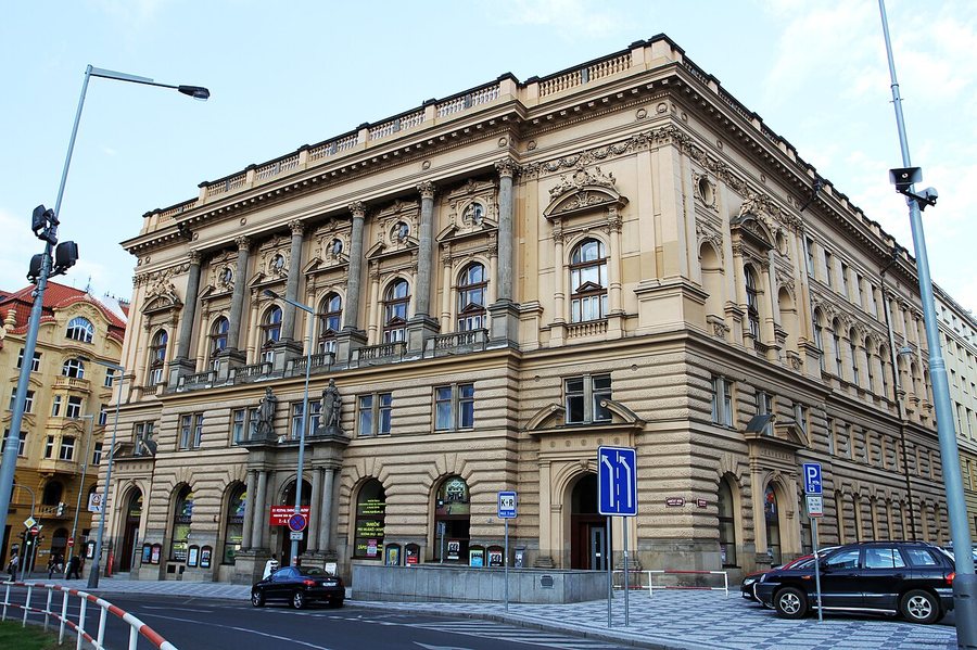 N&aacute;rodn&iacute; dům na Vinohradech, main entrance on N&aacute;měst&iacute; M&iacute;ru
